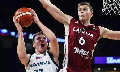 ESPN：曼联重点关注边翼卫引援，并且有7名中场目标（ESPN：曼联引援重心放在边翼卫，同时锁定7位中场人选）