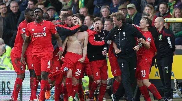 沈梓捷突破吸引克里斯扑防，妙传邹雨宸暴扣，篮球赛场上的精彩瞬间（沈梓捷强突牵制克里斯补防，妙传助邹雨宸炸扣，赛场高光瞬间）