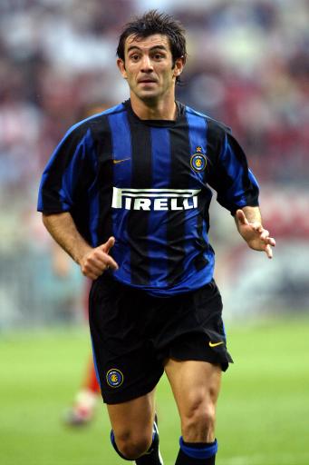 足球断球的最佳时机是什么？（足球比赛中，何时出脚抢断最恰当？）