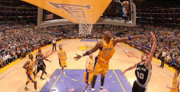 足球队员饮食与恢复计划（足球运动员营养与恢复方案）